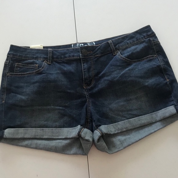 SO Pants - SO from Kohl’s Midi Jean Shorts 4” inseam, SZ 18